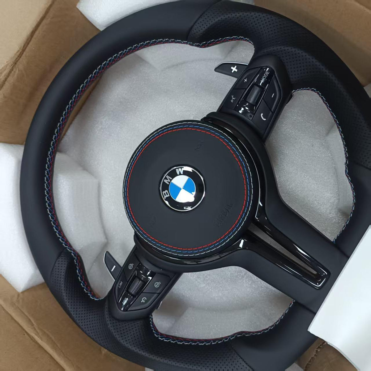 Volante BMW Serie E/F con impugnatura ed ergonomia SPORTIVA